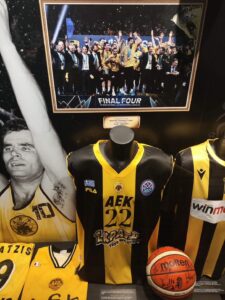 η φανέλα του Δημήτρη Μαυροειδή από τον τελικό του 2018 με την Μονακό για το Basketaball Champions League στο Μουσείο Ιστορίας της ΑΕΚ