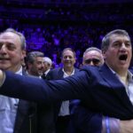 Ο Βαγγέλης Αγγελόπουλος πανηγυρίζει την πρόκριση της ΑΕΚ στον τελικό του Basketball Champions League