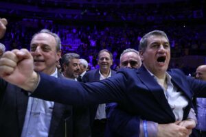 Ο Βαγγέλης Αγγελόπουλος πανηγυρίζει την πρόκριση της ΑΕΚ στον τελικό του Basketball Champions League