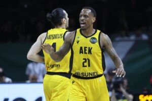 ο τζέιμς νάναλι στον ημιτελικό του basketball champions league ανάμεσα στην ΑΕΚ και την Μάλαγα