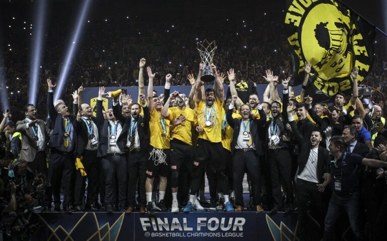 Οι παίκτες της ΑΕΚ σηκώνουν το τρόπαιο του Basketball Champions League που έγινε στην Αθήνα στις 6 Μαΐου 2018, νικώντας στον τελικό την Μονακό με 100-94