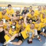 Οι παίκτες της ΑΕΚ πανηγυρίζουν το πρώτο πρωτάθλημα στην ιστορία του τμήματος χάντμπολ της ομάδας
