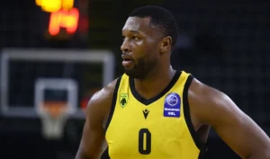 Ο Ραϊκουάν Γκρέι σε αγώνα της ΑΕΚ για το Basketball Champions League