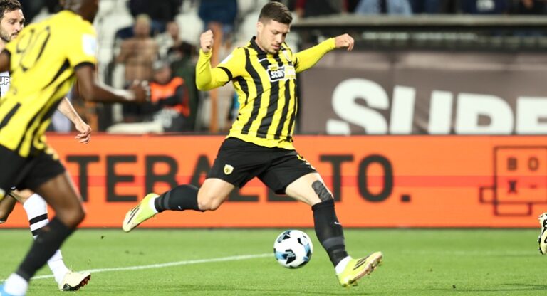 Ο Λουκά Γιόβιτς κάνει το 0-1 στο ΠΑΟΚ-ΑΕΚ