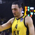 ο Δημήτρης Κατσίβελης σε αγώνα της ΑΕΚ για το Basketball Champions League