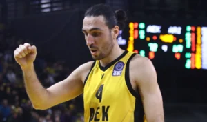 ο Δημήτρης Κατσίβελης σε αγώνα της ΑΕΚ για το Basketball Champions League