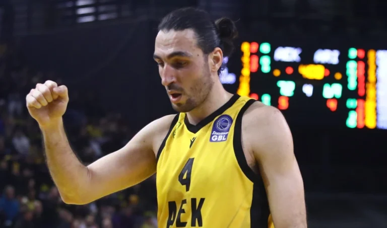 ο Δημήτρης Κατσίβελης σε αγώνα της ΑΕΚ για το Basketball Champions League