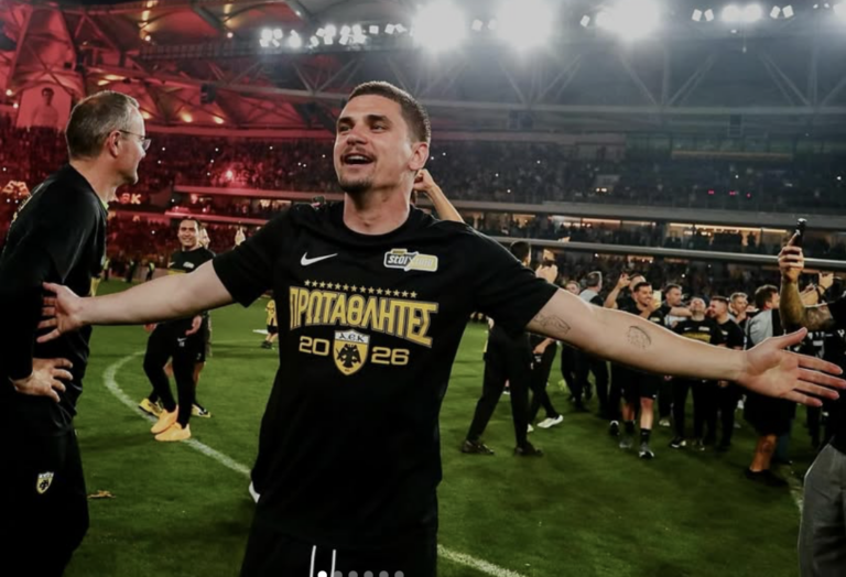 Ο Ραζβάν Μαρίν πανηγυρίζει την κατάκτηση του πρωταθλήματος με την φανέλα της ΑΕΚ.