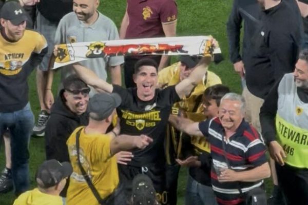 Ο Πέτρος Μάνταλος πανηγυρίζει την κατάκτηση του πρωταθλήματος και αφιερώνει το Bella Ciao στον Μάριο Ηλιόπουλο